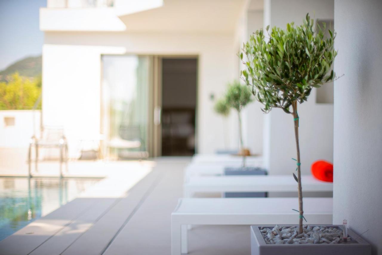Livinghome Suites Parga Esterno foto