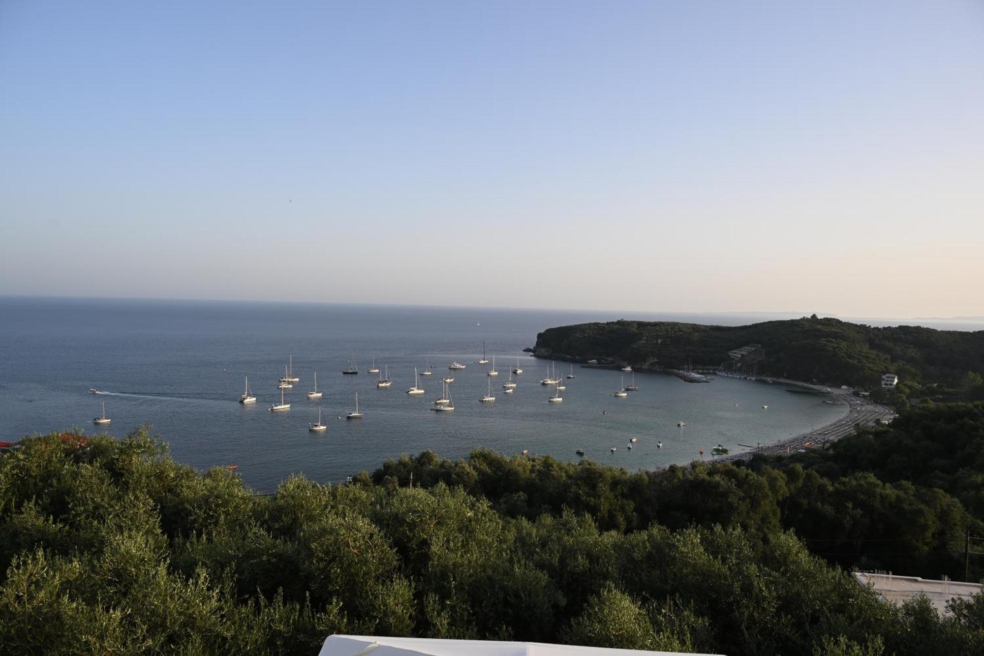 Livinghome Suites Parga Esterno foto