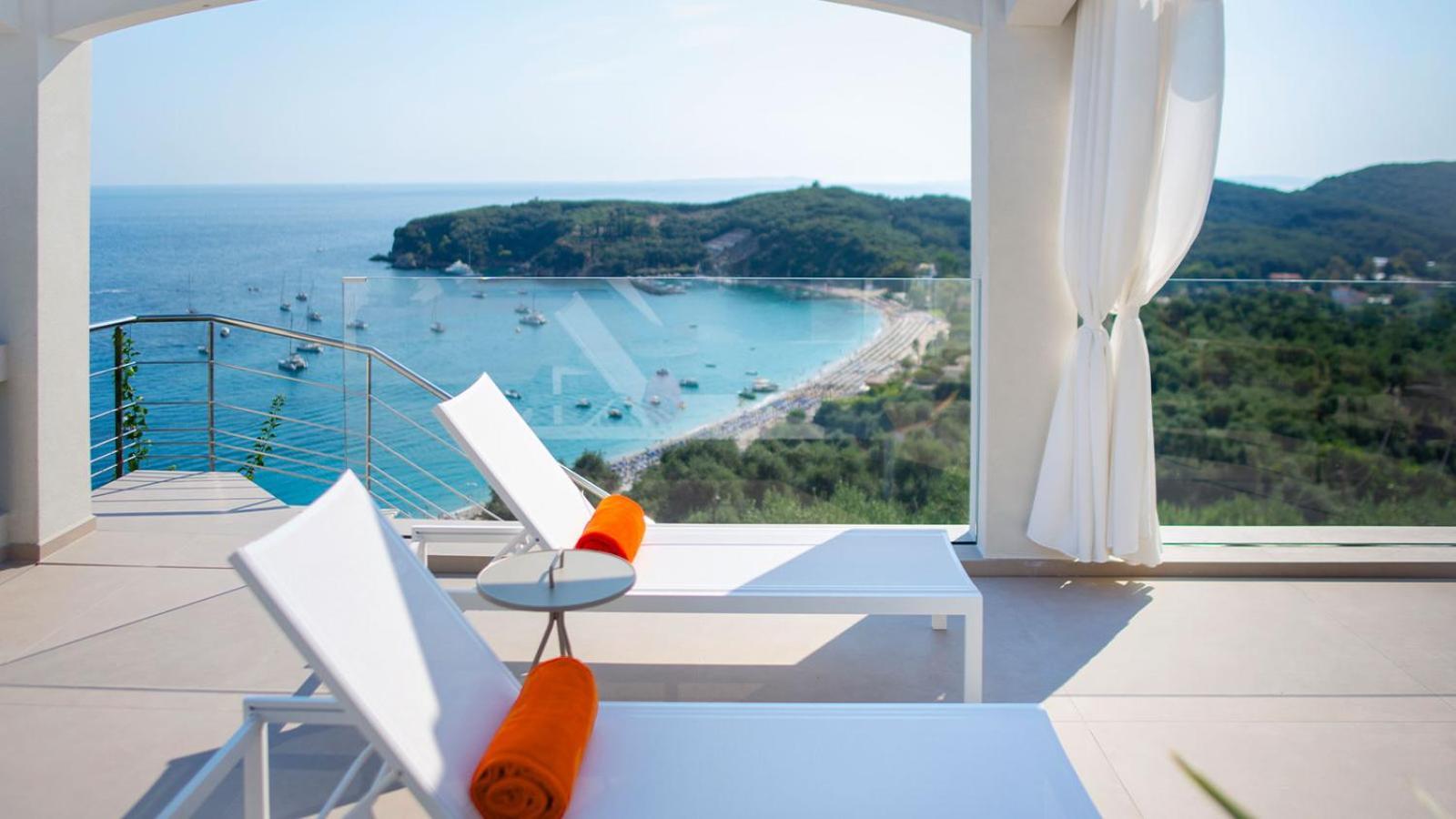 Livinghome Suites Parga Esterno foto